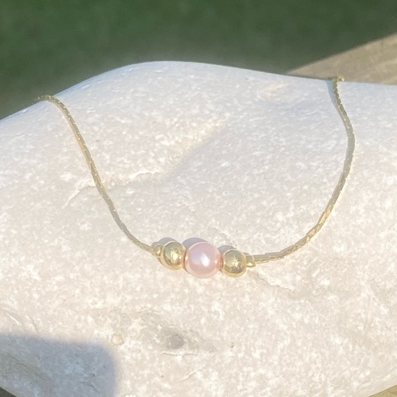 Pink faux Pearl gold tone fashion bracelet - Picture 3 of 10